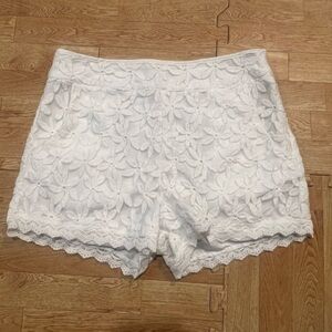 Monteau White Floral Lace Shorts Women’s Size M Boho Scalloped Hem Lined